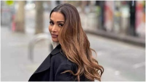Malaika Arora’s poses on the streets of Australia; gives classic Shah Rukh Khan’s ‘Dilwale Dulhania Le Jayenge’ touch--See pictures here