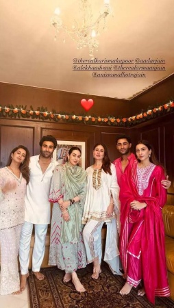 Ranbir Kapoor, Neetu Kapoor perform aarti during Ganpati Visarjan; Kareena Kapoor, Karisma Kapoor join family for celebrations