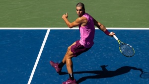 Carlos Alcaraz 'playing to the crowd' with outrageous trick shot in US Open