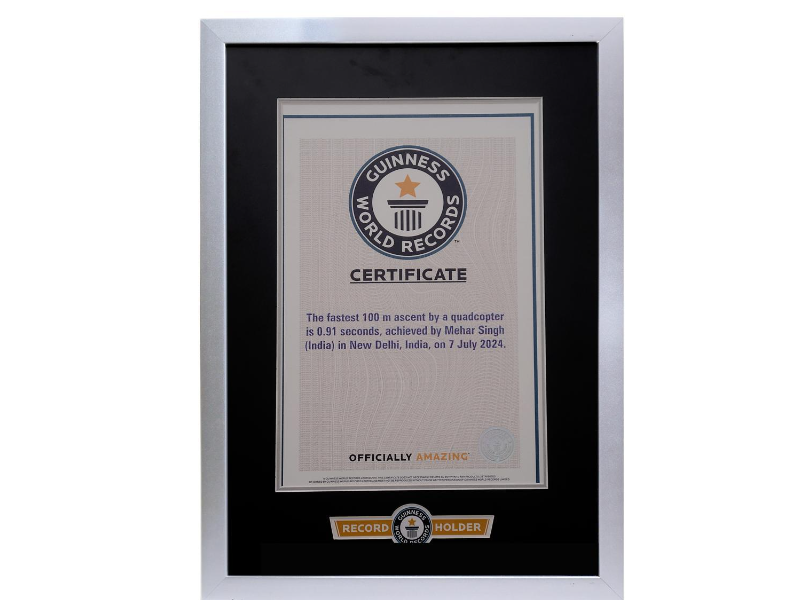 Mehar Singh holding his Guinness World Record certificate